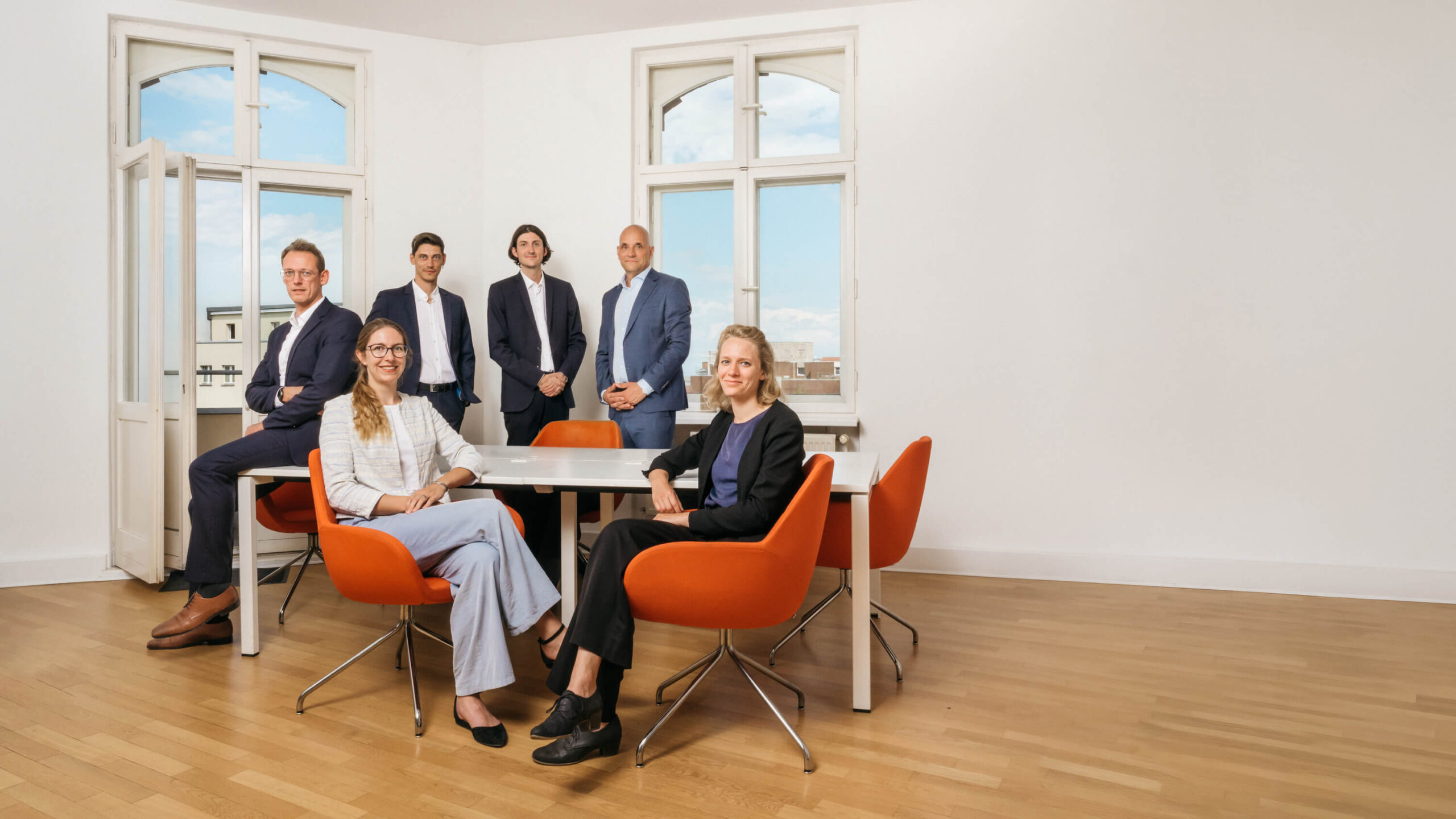 Team der Kanzlei Bechert am Besprechungstisch in Berlin