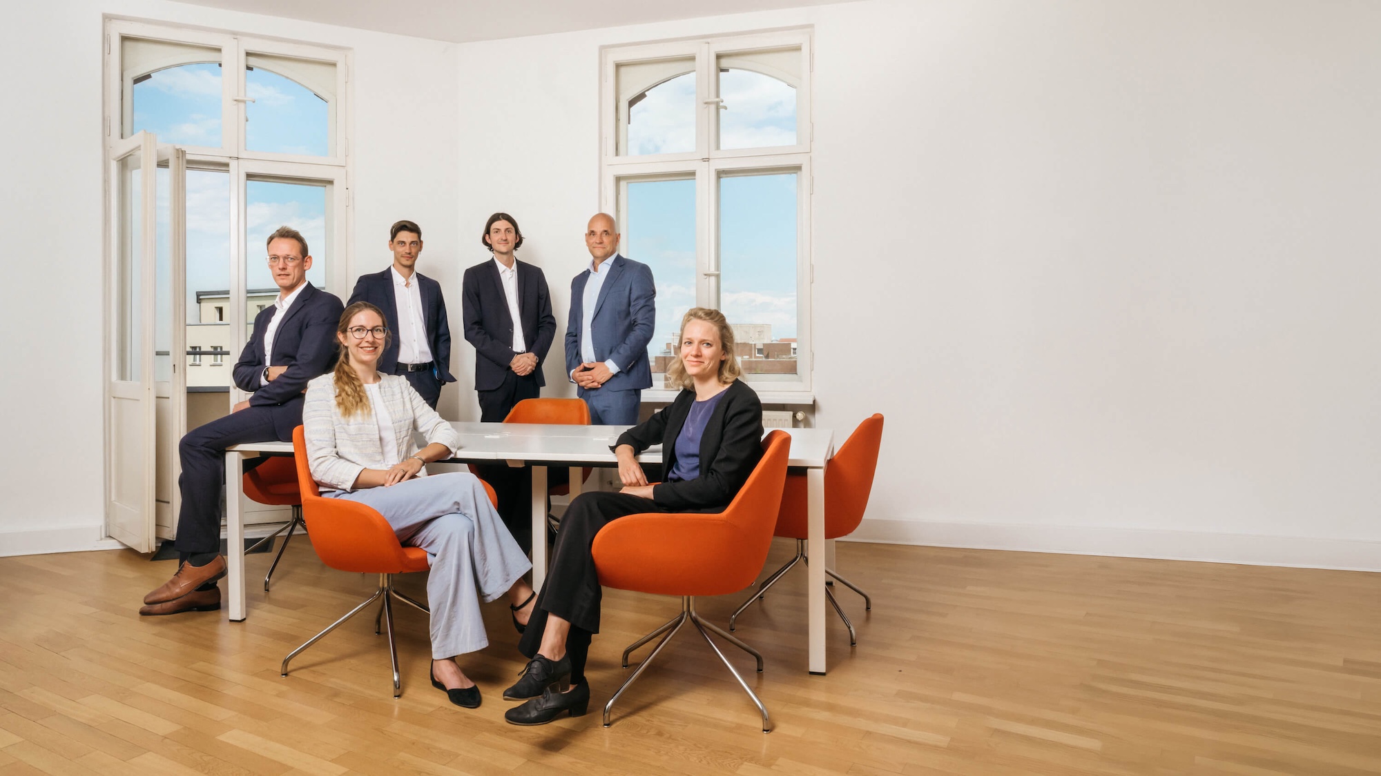 Team der Kanzlei Bechert am Besprechungstisch in Berlin